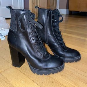 STEVE MADDEN BLACK LEATH LATCH HEELED COMBAT-BOOT